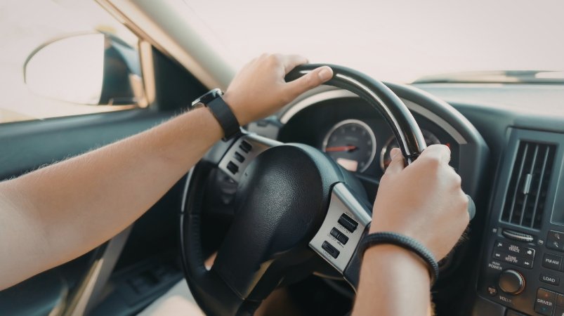 Ruido al girar el volante: causas y cuándo preocuparse